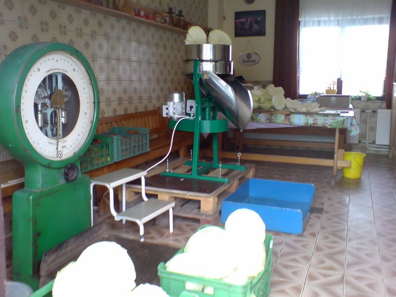 Stará zelená váha vedle krouhačky v prodejně